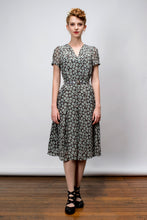 Load image into Gallery viewer, Jenna Wild Daisy Green Dress