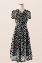 Load image into Gallery viewer, Jenna Wild Daisy Green Dress