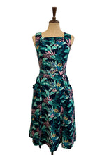 Load image into Gallery viewer, Bee Green Gardenia Floral Linen Dress