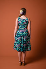 Load image into Gallery viewer, Bee Green Gardenia Floral Linen Dress