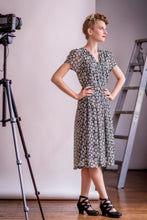 Load image into Gallery viewer, Jenna Wild Daisy Green Dress